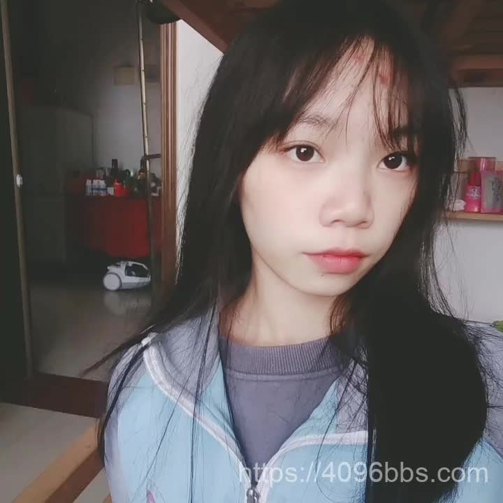 可爱的少女，轻轻的揉嫩嫩的小穴