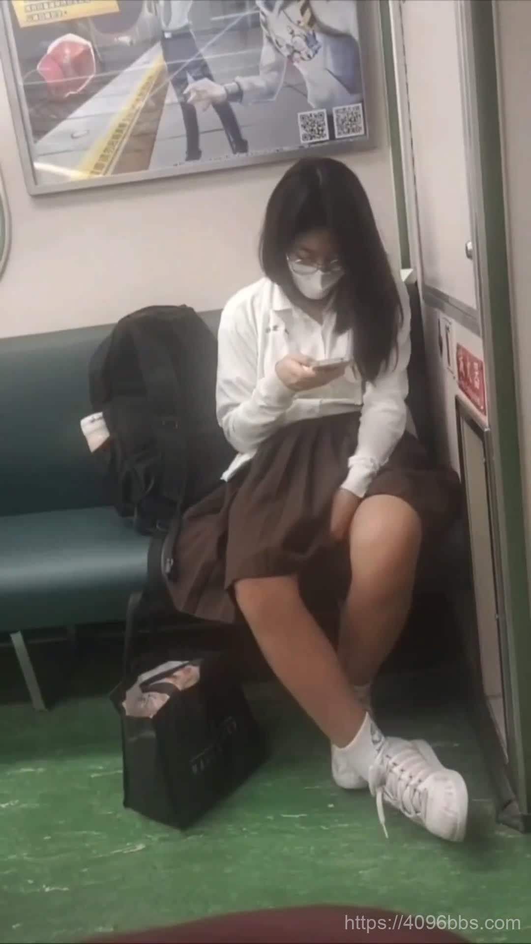 发骚女学生地铁看片自慰